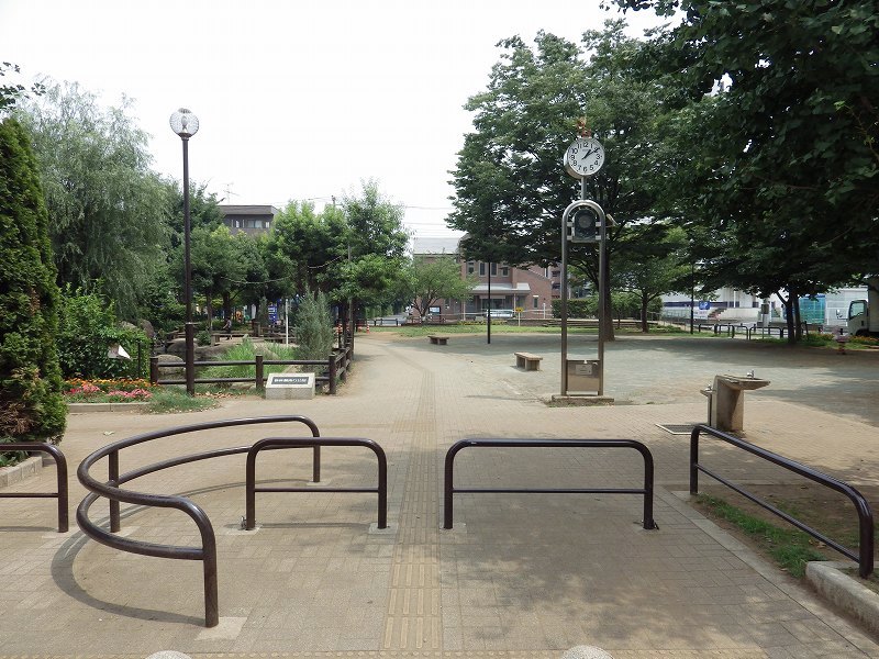 park. 50m to Niiza Station south exit park (park)