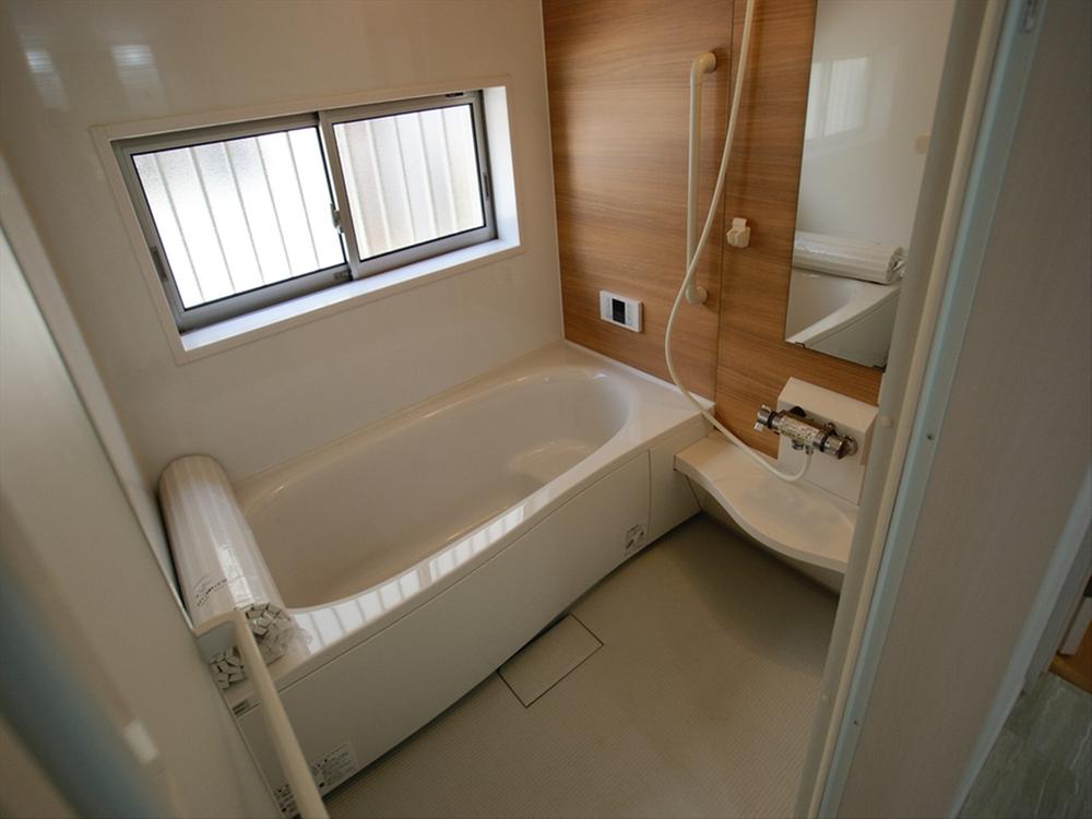Bathroom. <G Building Bathroom> Bright bathroom with large windows