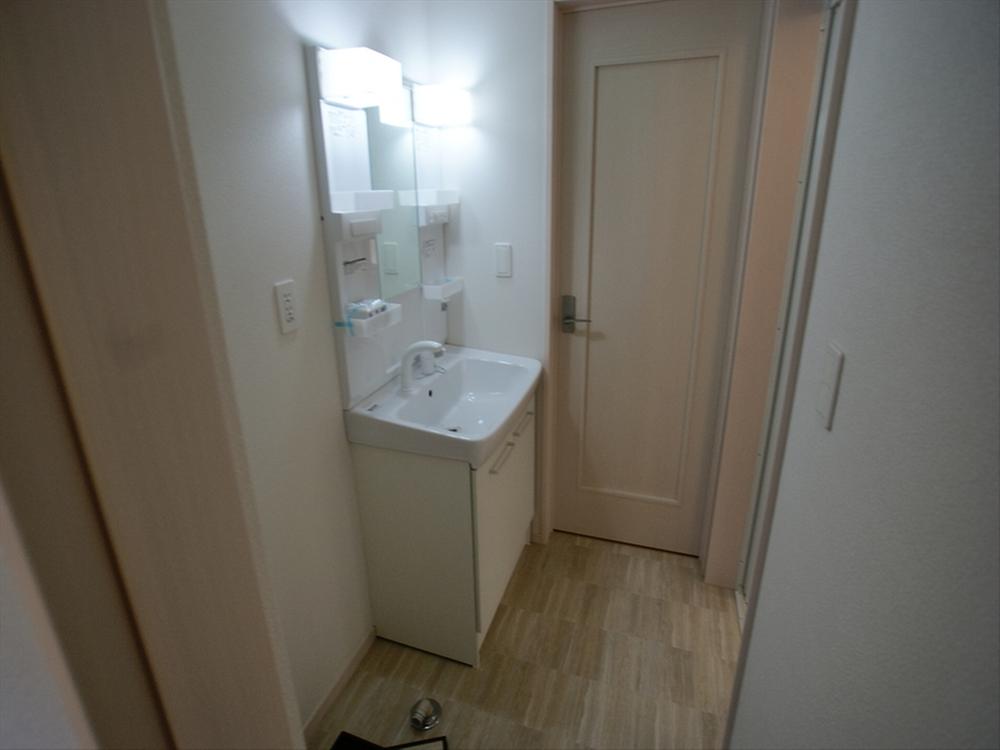 Wash basin, toilet. <G Building Washroom>