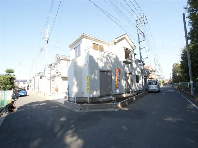 Local photos, including front road. Leafy quiet residential area