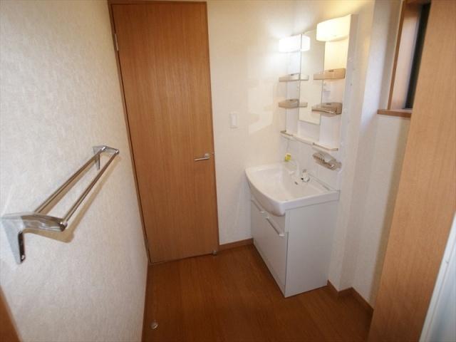 Wash basin, toilet. Vanity with shampoo dresser