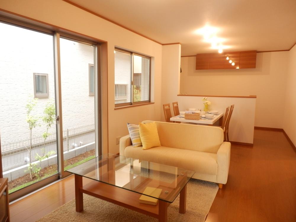 Living. Example of construction (in fact furniture is not incidental)