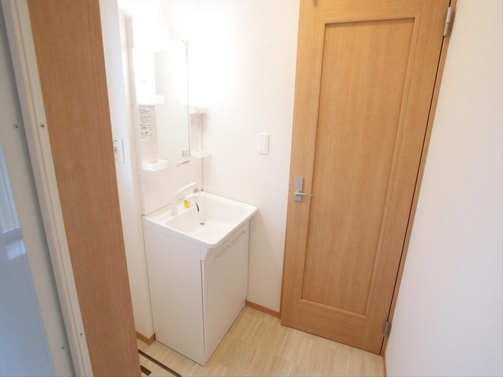 Wash basin, toilet. <G Building>