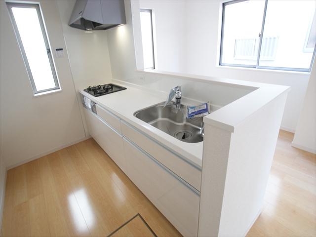 Kitchen. <Q Building> Storage cabinet with plenty of luxury kitchen