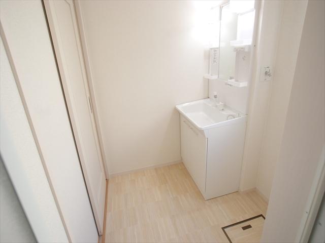 Wash basin, toilet. <Q Building> Convenient shampoo basin with vanity