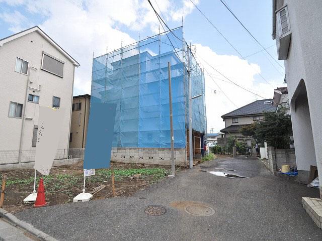 Local photos, including front road. Contact road situation