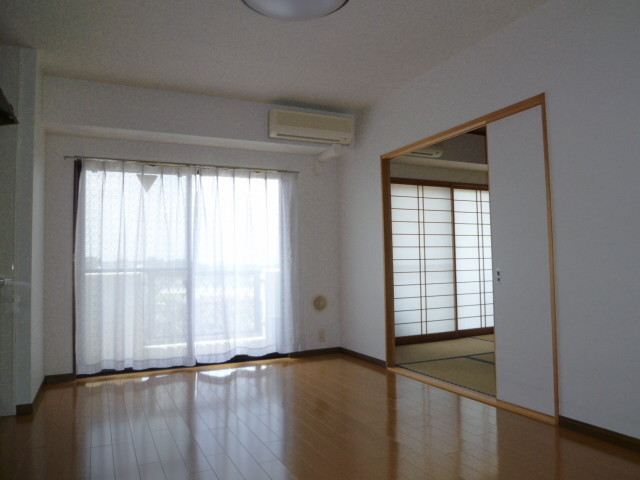 Living and room. Same property, Is another of the room.