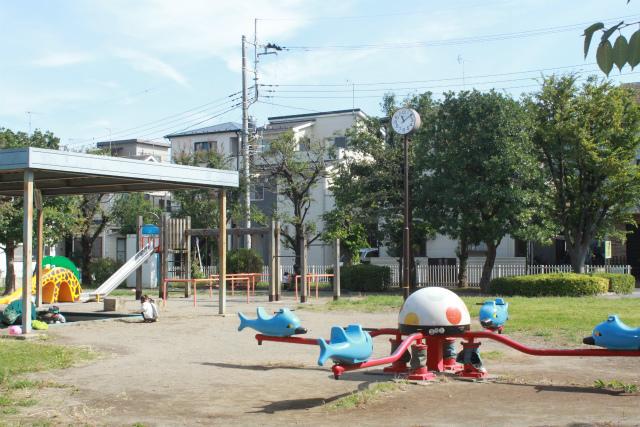 park. 100m known as dolphin park to the Middle East park. Small children we are playing a lot. 