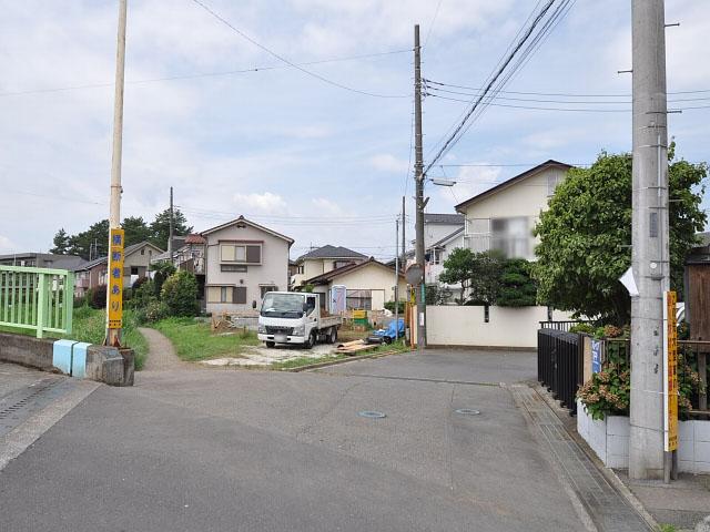 Local photos, including front road. Contact road situation