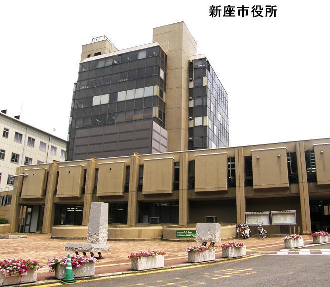 Government office. Niiza 320m to City Hall