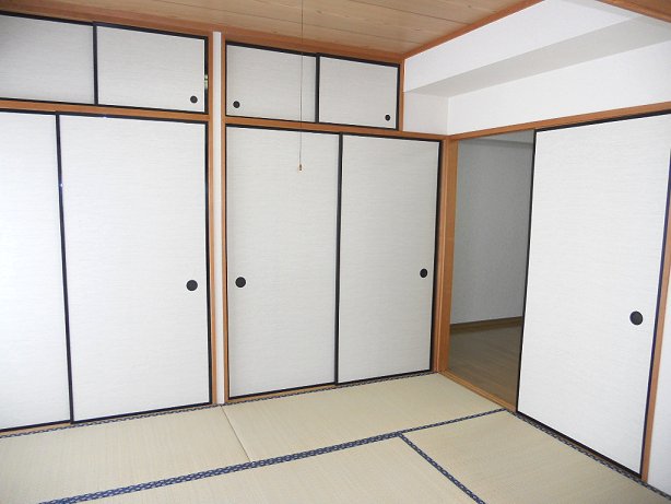 Other room space. Storage capacity of the upper closet with a closet is fulfilling was also between the two
