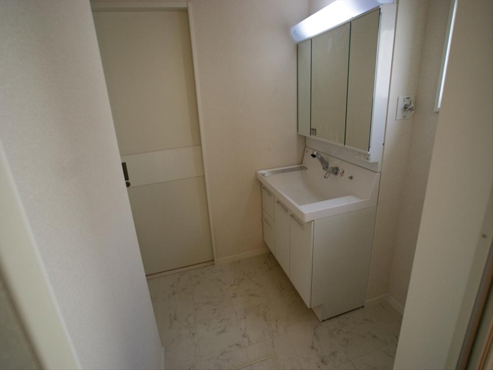 Wash basin, toilet. <9 Building Basin>