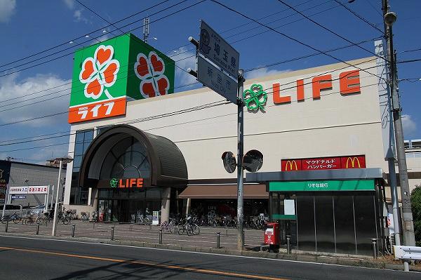 Supermarket. Until Life Niiza shop 460m