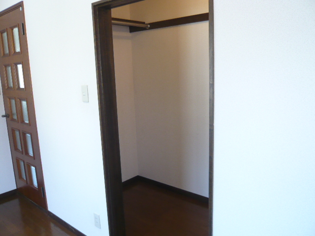 Receipt. It is a photograph of another room of the same properties