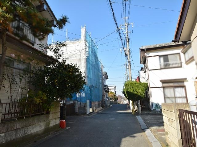 Local photos, including front road. Contact road situation