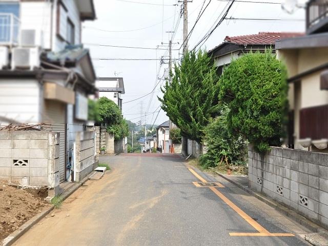 Local photos, including front road. Contact road situation