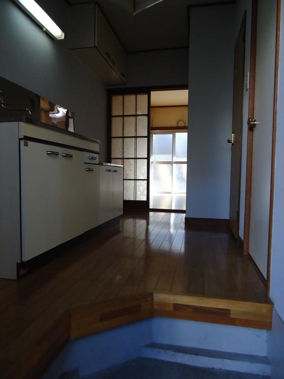 Entrance. (Left) sink  /  (Right) bus ・ toilet