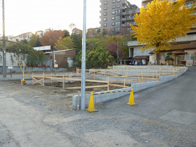 Local photos, including front road. Selling local 2013 December 6 shooting