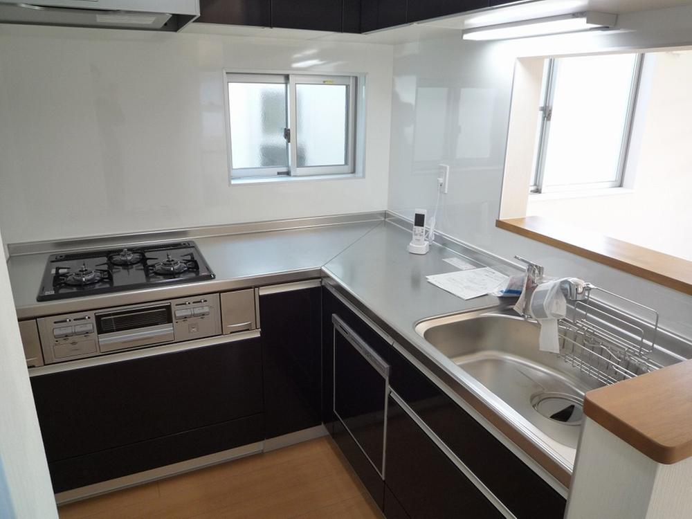 Kitchen. Work smooth L-type system kitchen (A Building)