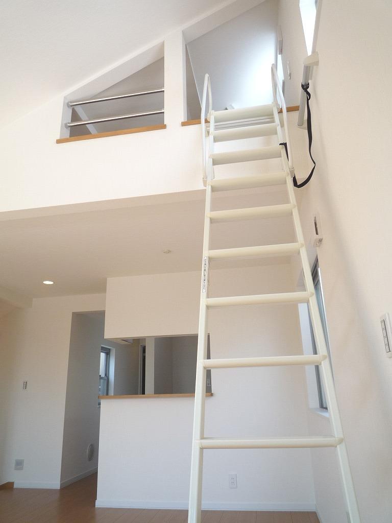 Living. White the keynote and the airy room design (A Building)