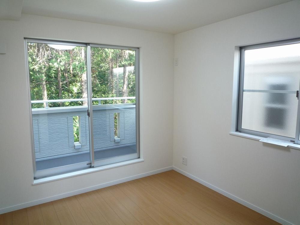 Non-living room. I'm glad both sides balcony to ventilation (A Building)