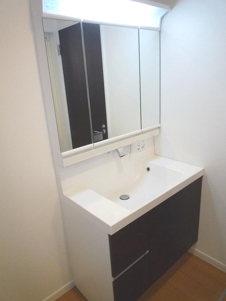 Wash basin, toilet. Storage rich three-sided mirror specification vanity (A Building)