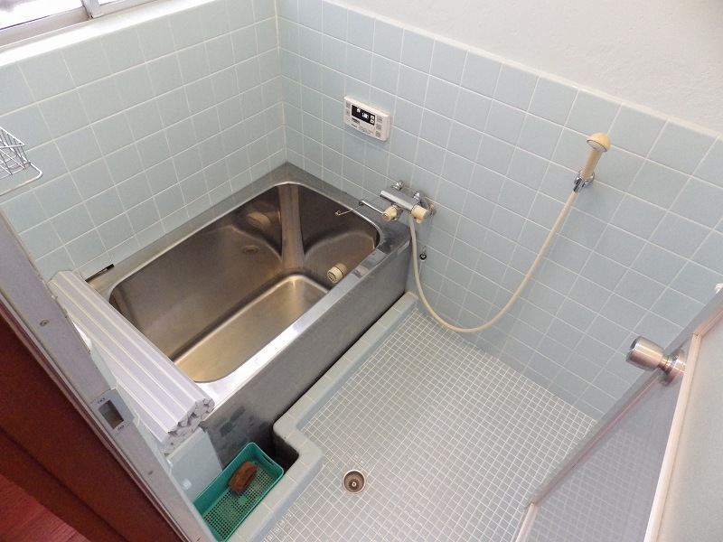 Bath. There is a window in the bathroom ☆ 