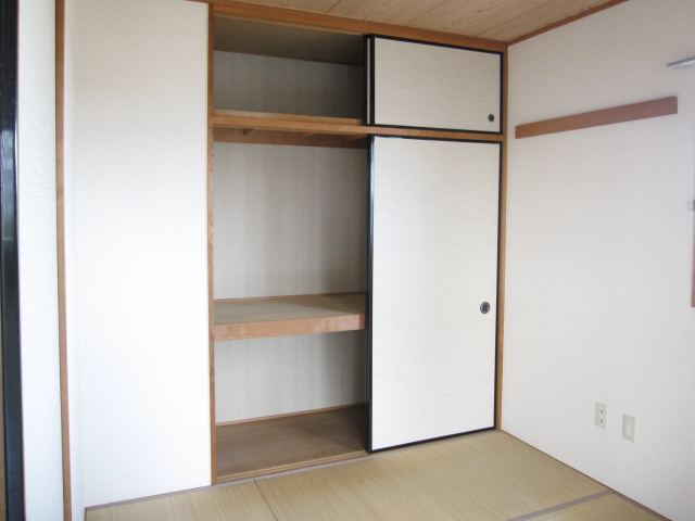 Receipt. Upper closet with storage