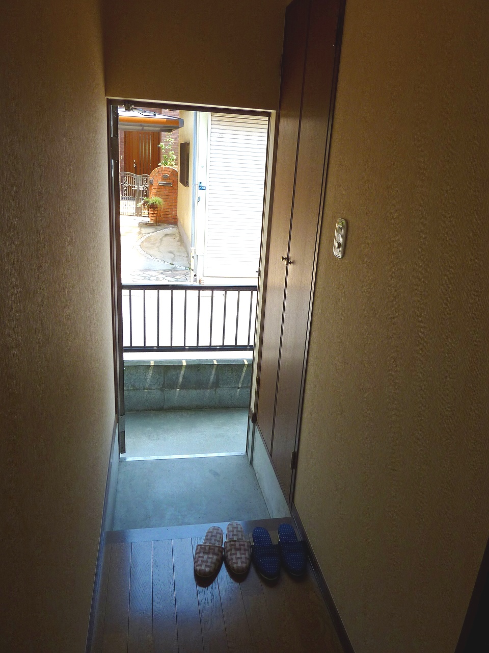 Entrance. It is the entrance with a shoebox