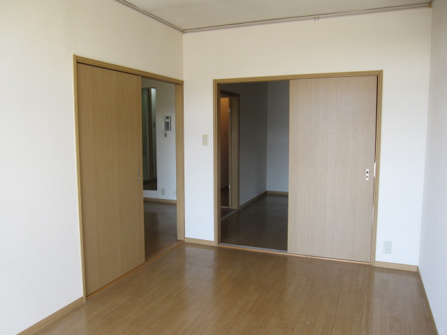 Living and room. Can you use it by connecting two rooms