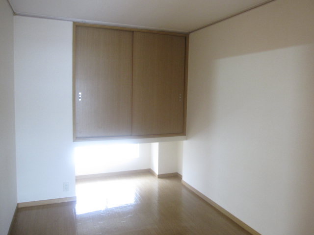 Receipt. Under the housing is ventilation window