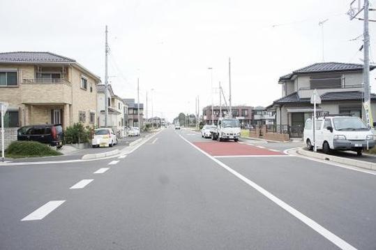 Local photos, including front road. Frontal road