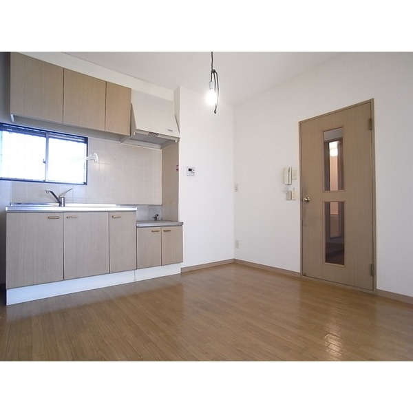 Living and room. Dining about 7 Pledge