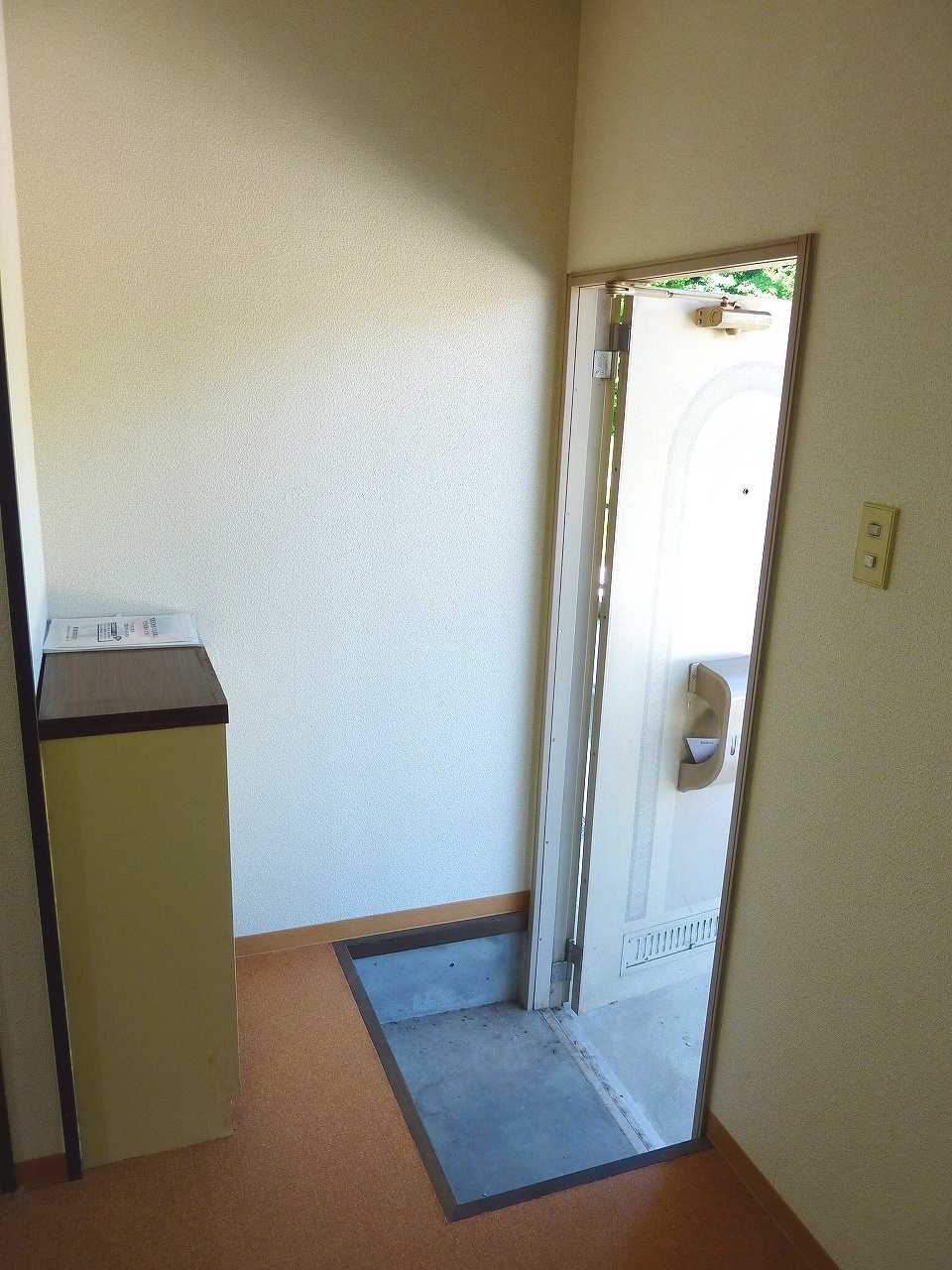 Entrance. It is the entrance with a shoebox