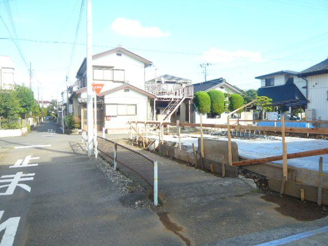 Local photos, including front road. 10 / 7 Shooting Corner lot of 4M and 6M