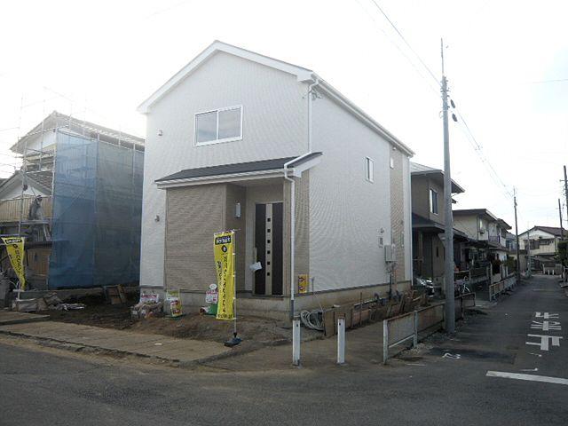 Local photos, including front road. 12 / 16 shooting Located on corner lot