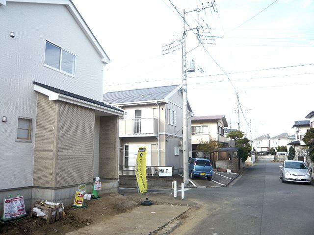 Local photos, including front road. 6M road