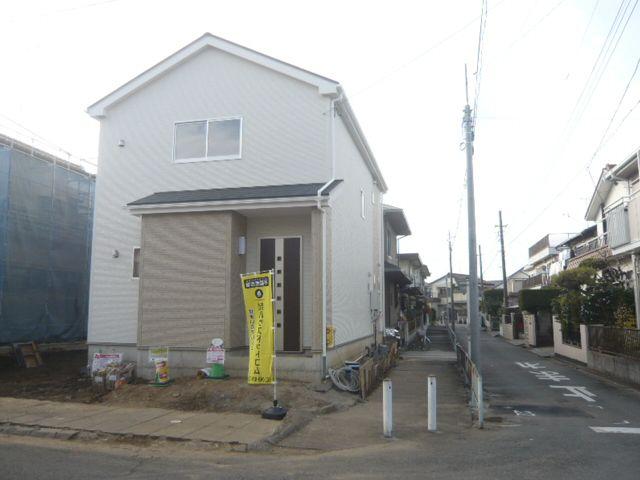 Local photos, including front road. Day good