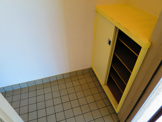 Entrance. There are entrance hall