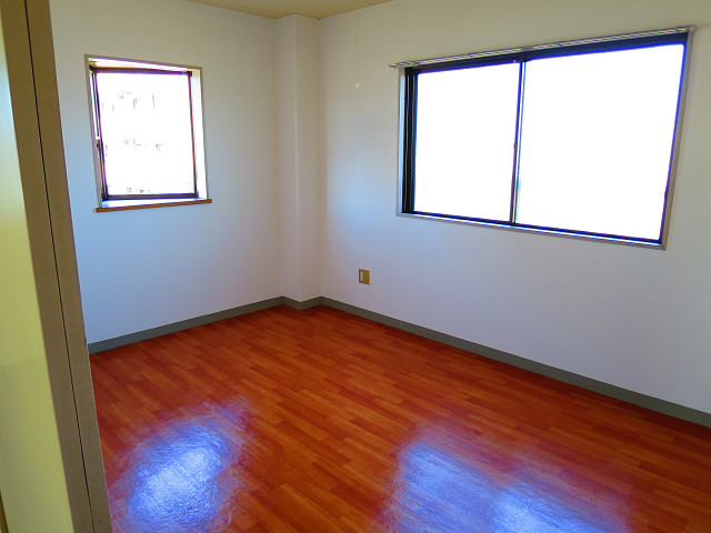 Other room space. This Western-style is also two-sided lighting!