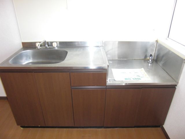 Kitchen. 2-neck is a gas stove can be installed