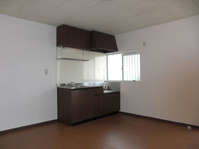 Living and room. Large dining. It can also be used as a large living by connecting with Western-style