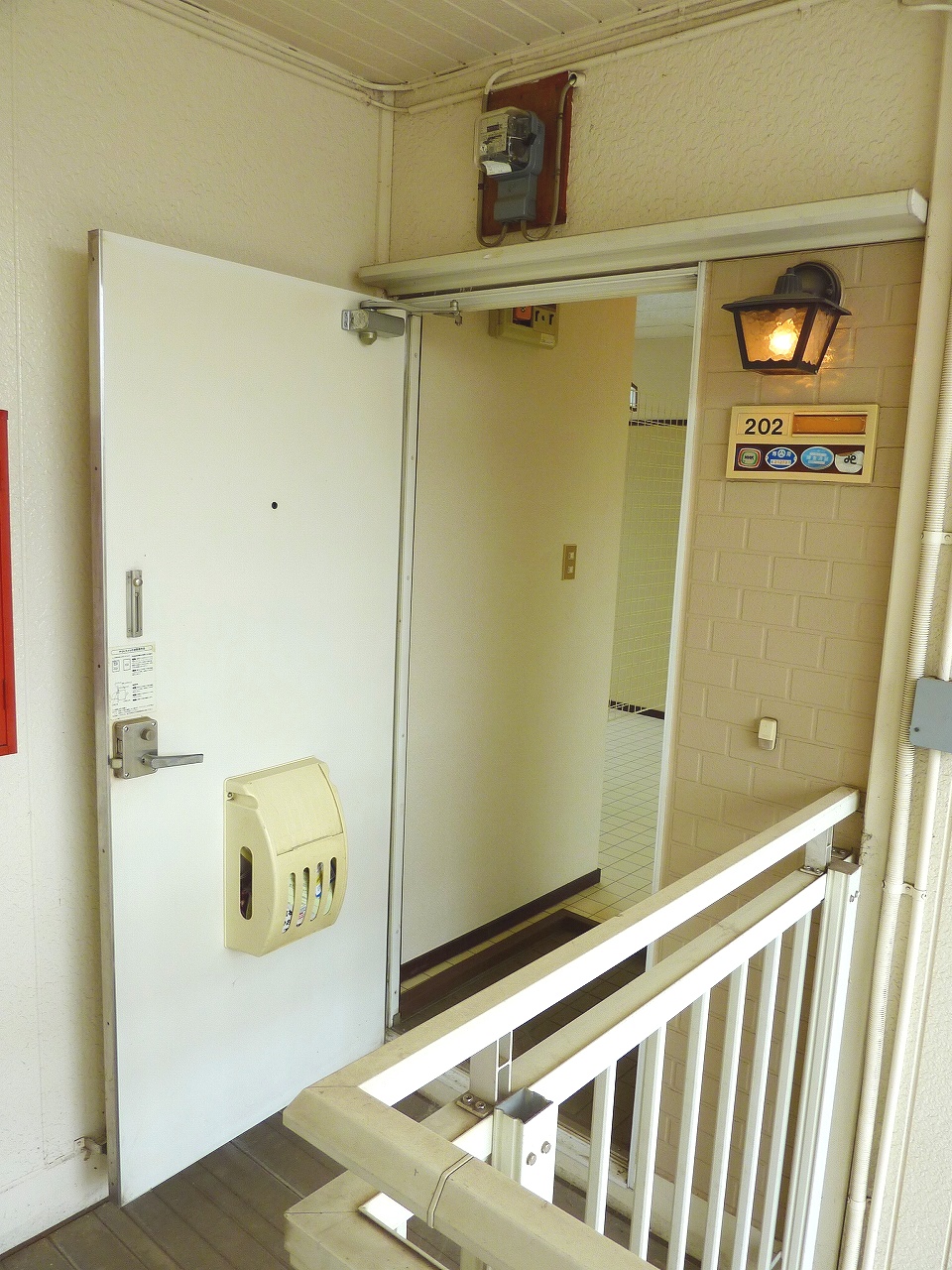 Security. Kinkon the entrance, It comes with chime