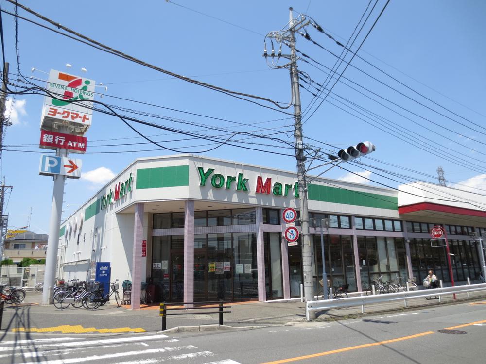 Supermarket. To York Mart 1110m