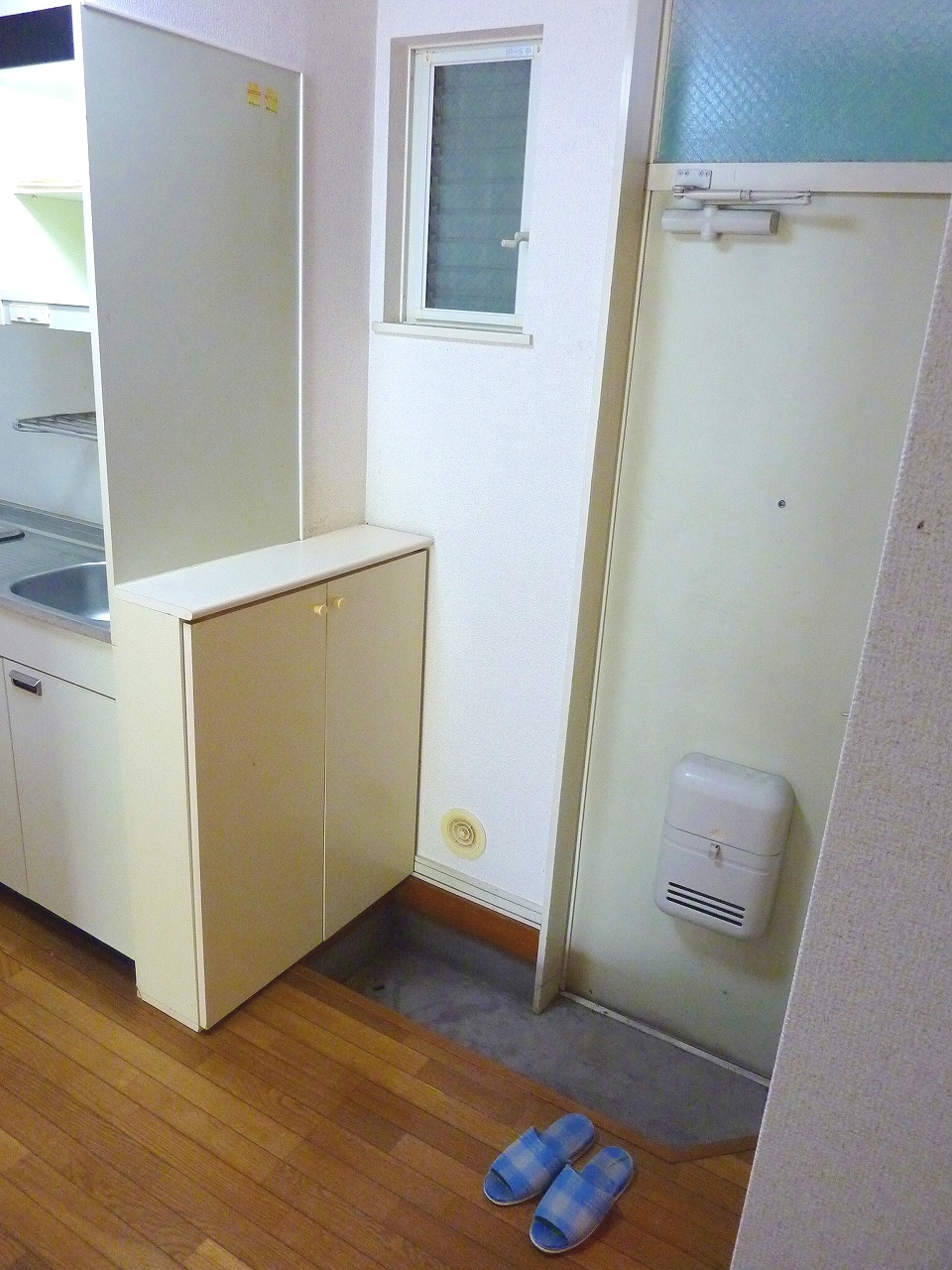 Entrance. It is the entrance with a shoebox