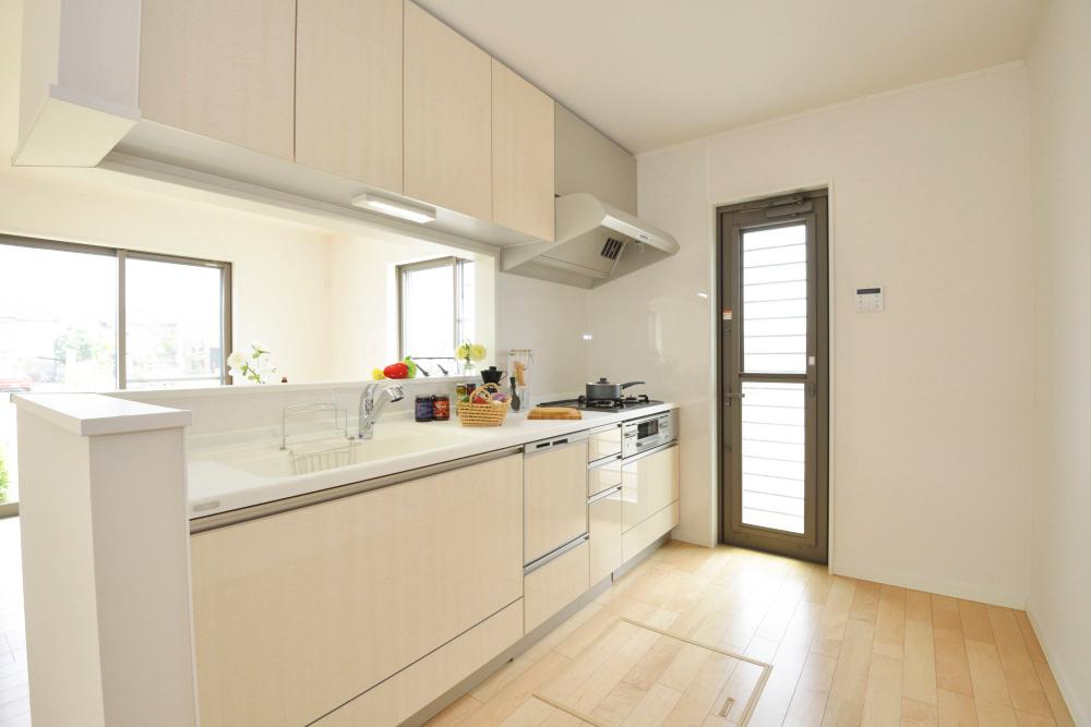 Kitchen. With dish dryer! Adopt a system kitchen to become a busy mom of support (10 Building). 
