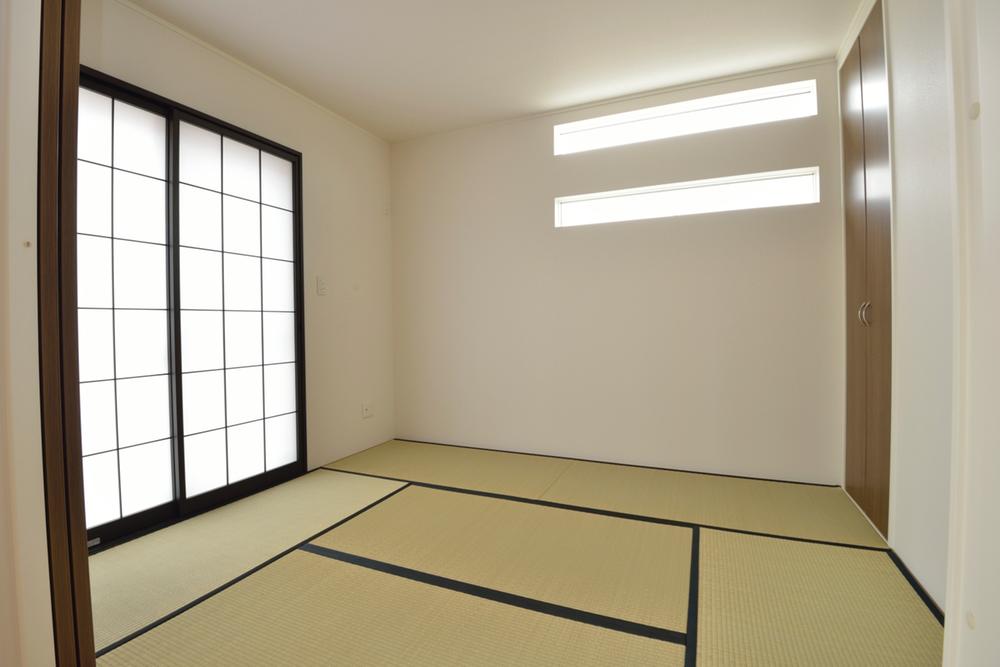 Other introspection. Can also be used as a guest room because placed directly from the front door (2 Building). 