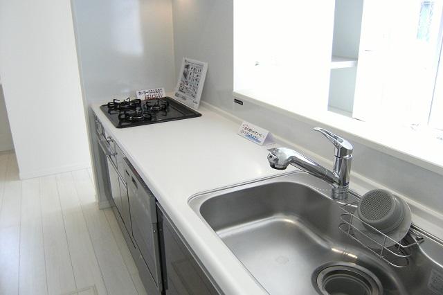 Kitchen. Face-to-face kitchen that can dishes while watching the children play in the living room. (7 Building)