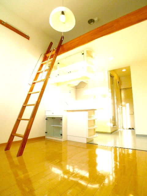 Living and room. Ceiling higher open! !