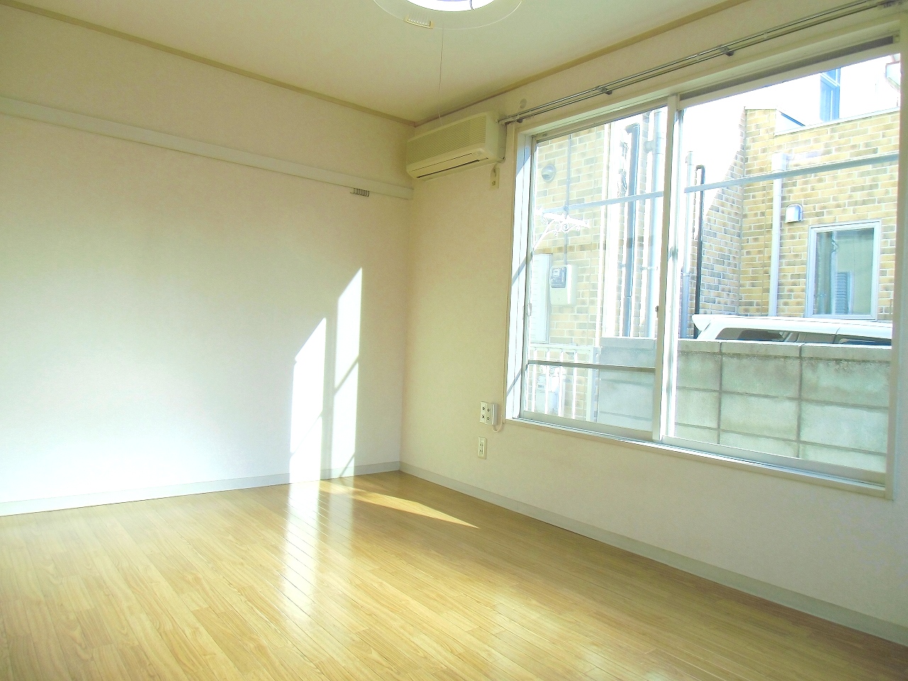 Other room space. From a different angle the Western-style 6 Pledge.